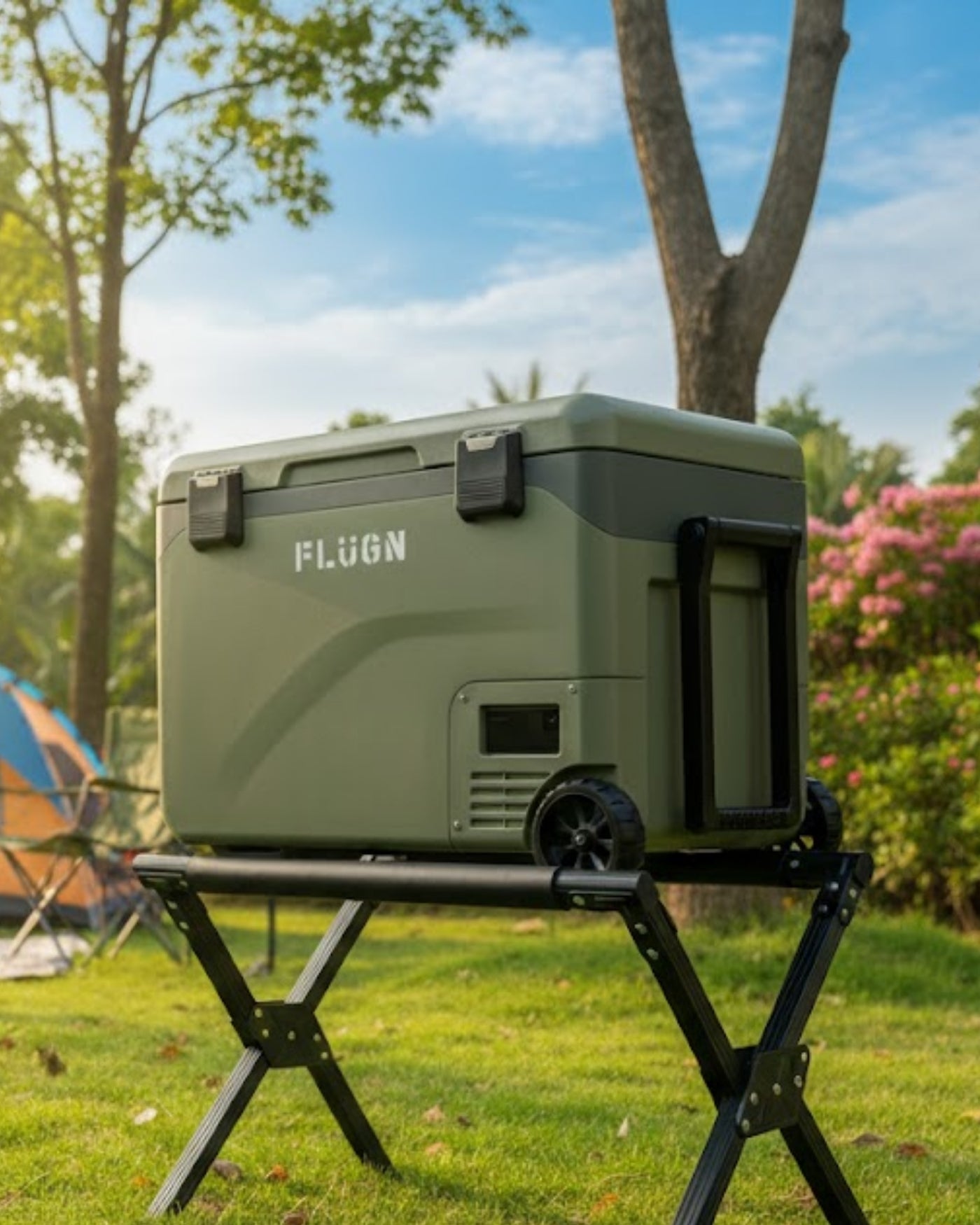 Green cooler box with 'FLUGN' branding on a stand outdoors.